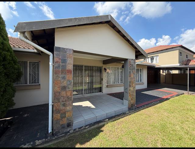 4 BEDROOM HOUSE FOR SALE IN SONNEVELD